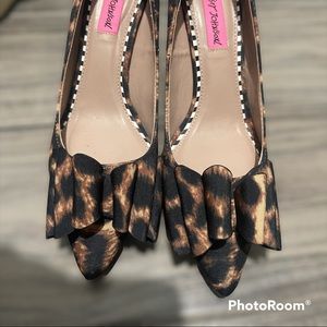 Worn Once Betsey Johnson Leopard Heels with Red Heel. Like New. 🖤🤎❤️